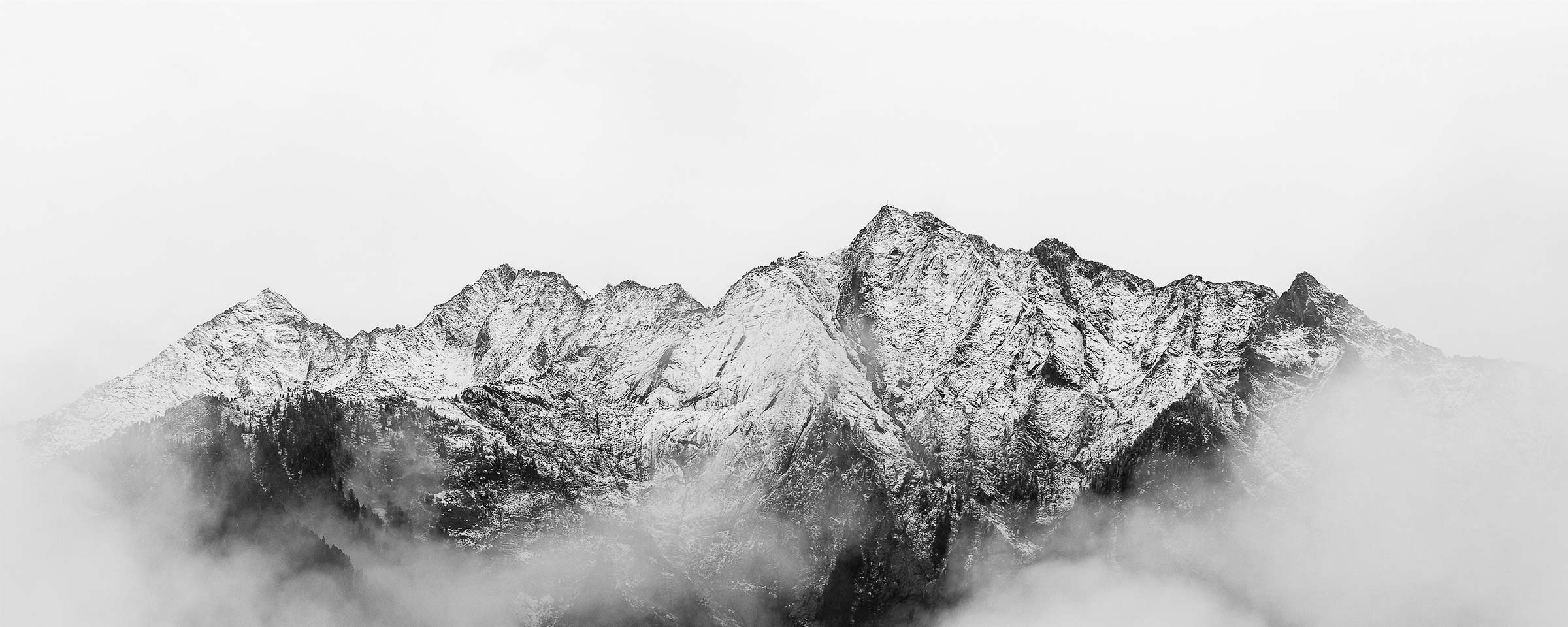 Symbolbild: Berg mit Nebel