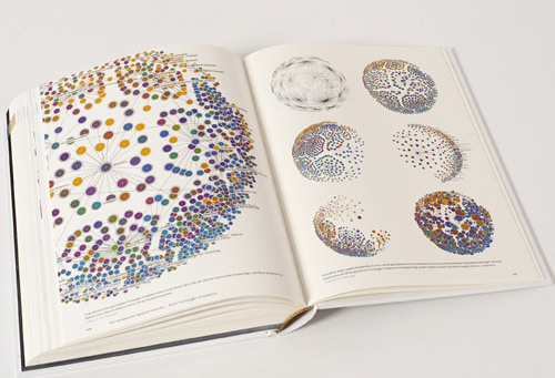 Buch geöffnet auf einer Seite über Infografiken