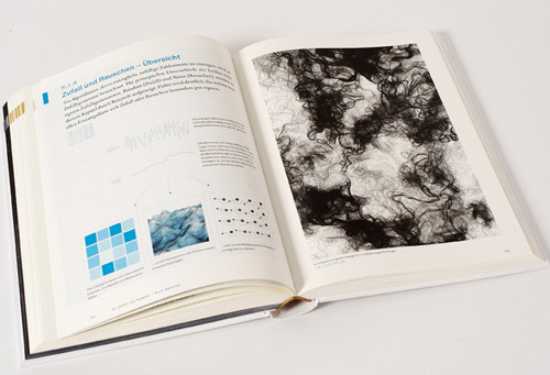 Buch geöffnet auf einer Seite über Zufall und Rauschen