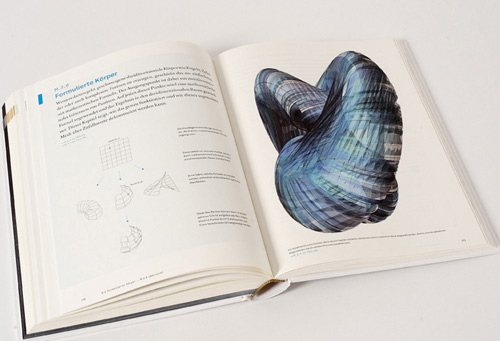 Buch geöffnet auf einer Seite über Formulierte Körper