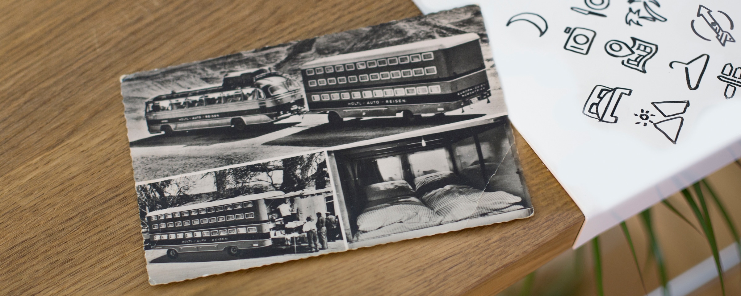 Alte Fotografien eines Mini-Hotels auf Rädern