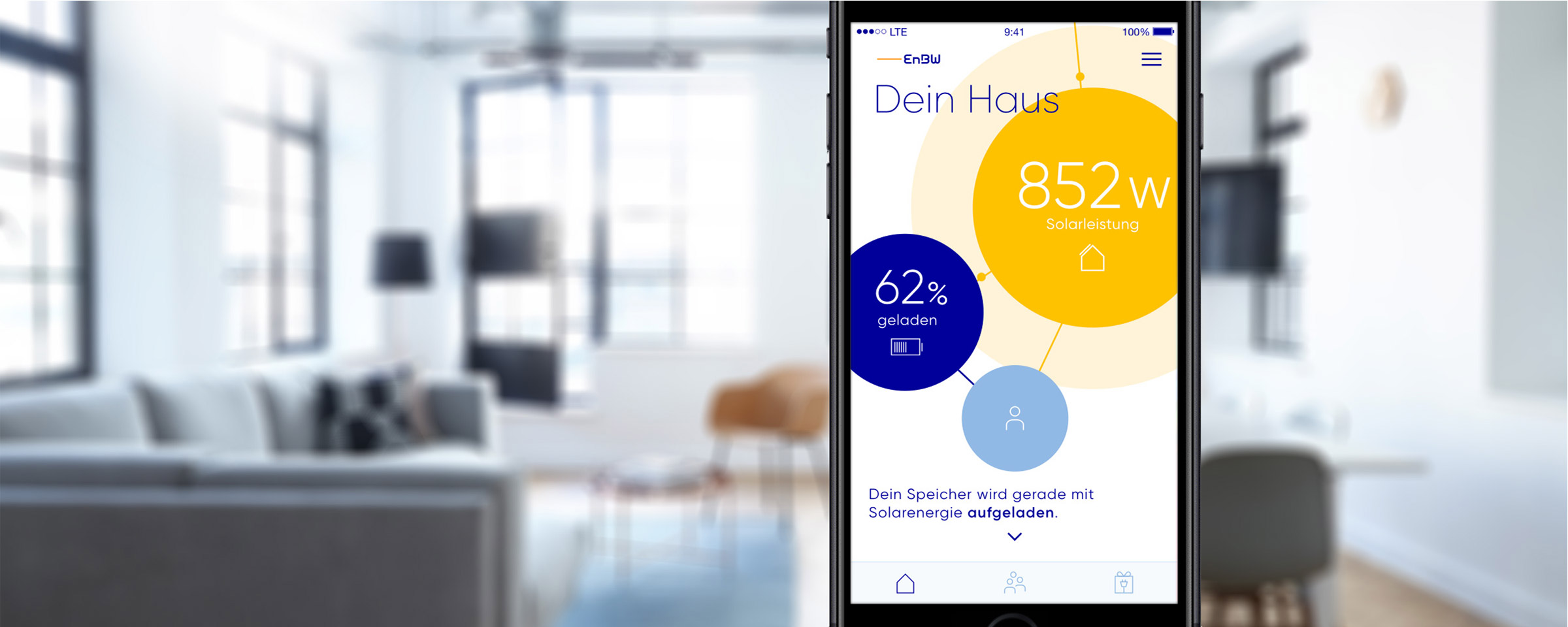 EnBW App zeigt die momentane Solarleistung eines Hauses, mit einem Wohnzimmer im Hintergrund