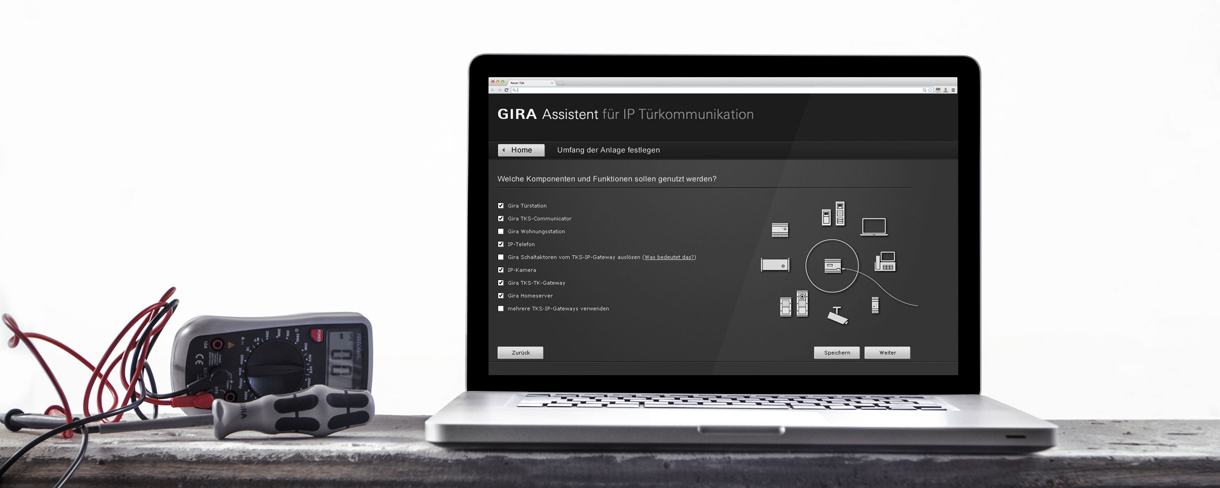 Laptop mit GIRA-Anwendung zur Bestimmung des Umfangs des Systems mit einem daneben platzierten Digital-Multimeter