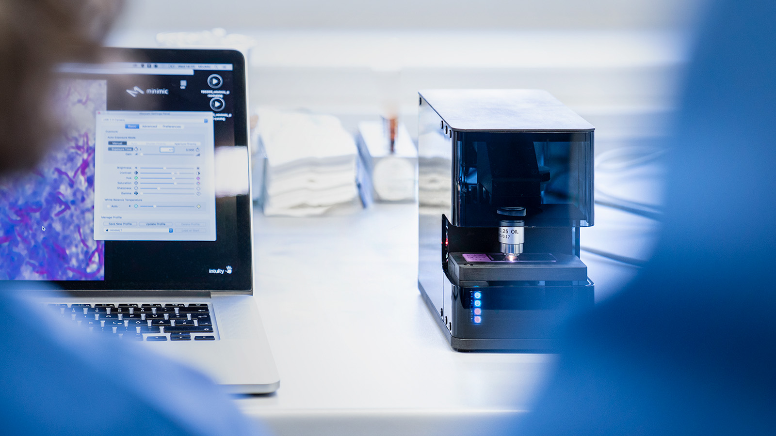 Minimic – Intelligenter Laborhelfer für Routinemikroskopie