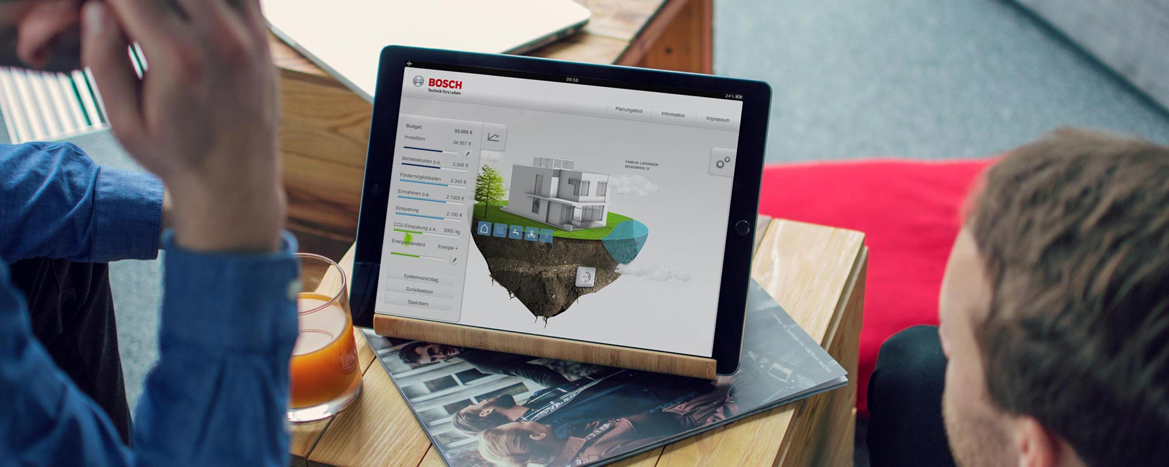 Tablet zeigt die Analyse eines energieeffizienten Hauses an