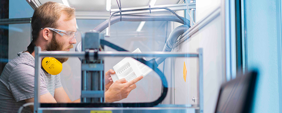 Quality inspection of a test piece from the CNC milling machine